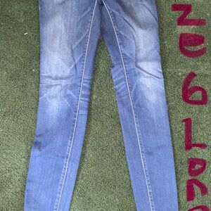 AE jeans size 6 Long. Medium wash